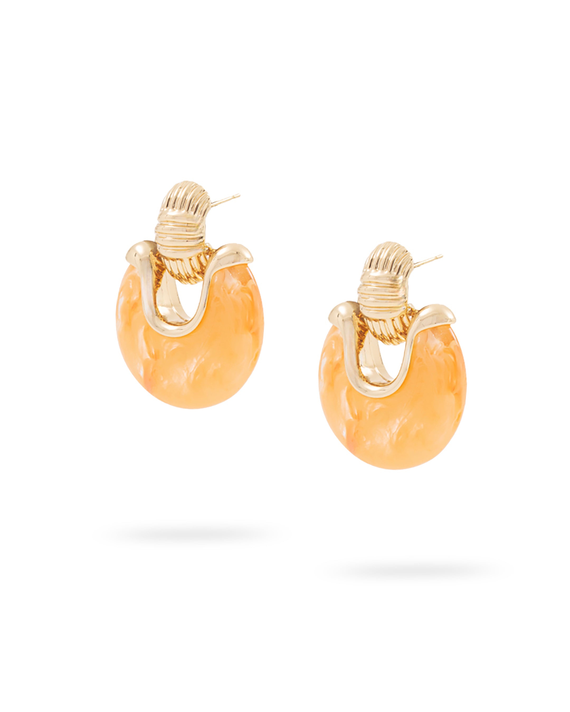 ZENA Amber Oval Halka Küpe beyaz fon ürün fotoğrafı